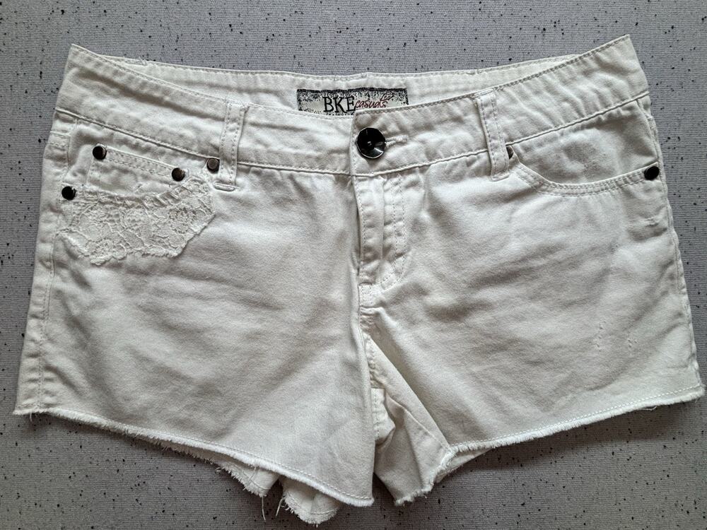 Buckle BKE Casuals Lacey White Shorts Size 27 Eyelet Lace Hem Frayed Festival